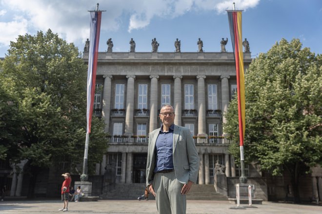 Uwe Schneidewind je župan mesta Wuppertal, pred mestno hišo pa je zdaj tudi slovenska zastava. FOTO: Leon Vidic/Delo