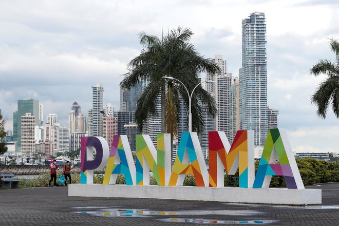 FILE PHOTO: A Panama sign is seen at a photographic parador with the skyline of the city in the background, in Panama City, Panama October 4, 2021. REUTERS/Erick Marciscano/File Photo Foto Erick Marciscano Reuters