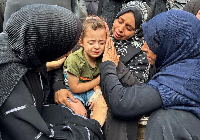 Izraelska vojska je v Gazi od 7. oktobra lani po zadnjih podatkih tamkajšnjih oblasti ubila 37.834 ljudi. FOTO: Doaa Rouqa/Reuters