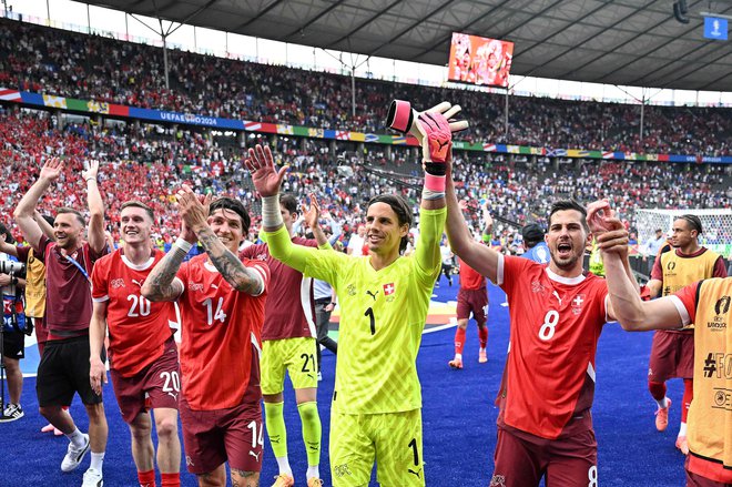 Švicarski nogometaši so se razveselili velike zmage. FOTO: Kiril Kudrjavcev/AFP