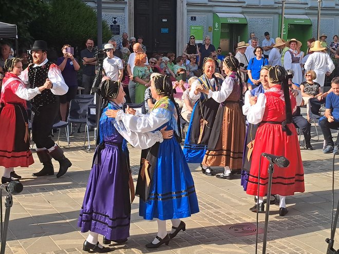 Folklorna skupina Bazovica je prišla s hrvaške Reke in odplesala nekaj koroških plesov. FOTO: Špela Kuralt/Delo