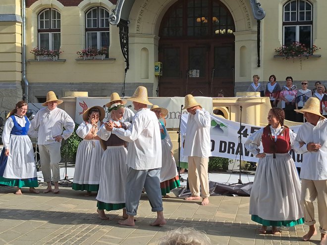 Skupina Drava deluje v nemškem Augsburgu, predstavili so se s solinarskimi plesi. FOTO: Špela Kuralt/Delo