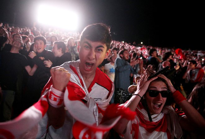 Gruzijski navijači so spremljali tekmo s Portugalsko na štadionu v Tbilisiju. FOTO: Irakli Gedenidze/Reuters