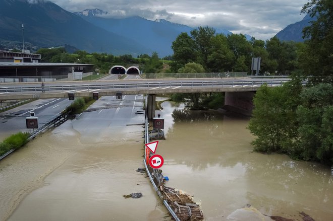 Poplavljena avtocesta v Švici.  FOTO: Boris Herger/Afp