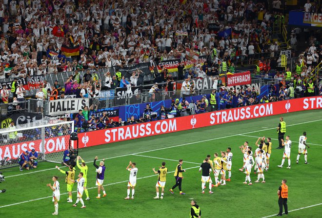 Nemci so se veselili zmage na kultnem štadionu v Dortmundu. FOTO: Bernadett Szabo/Reuters