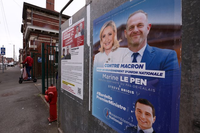 Nacionalni zbor je že ob rezultatih evropskih volitev oznanil konec macronizma; v Matignon bi poslali Jordana Bardello, ki pa bi vladal le z absolutno večino. FOTO: Yves Herman/Reuters

 