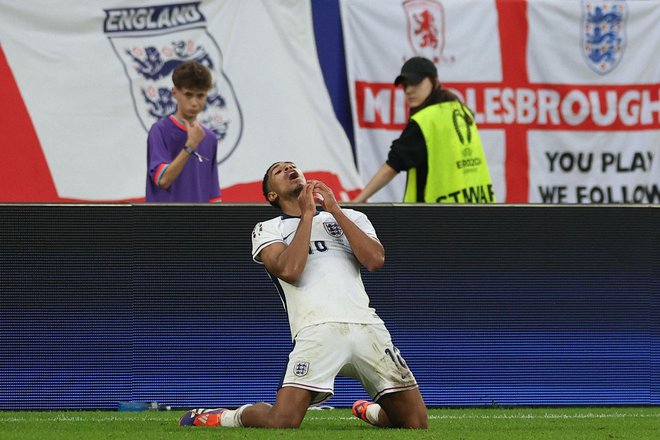 Jude Bellingham je atraktivnemu golu za izenačenje in za angleški obstanek na evropskem prvenstvu dodal še ščepec neuglajenih potez. FOTO: Adrian Dennis/AFP