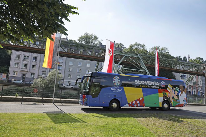 Slovenski nogometaši se pripravljajo na vse tekme evropskega prvenstva v svojem vadbenem središču na stadionu lokalnega ligaša SV Wuppertal. FOTO: Leon Vidic/Delo