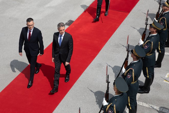 Predsednik vlade Robert Golob in obrambni minister Marjan Šarec se bosta prihodnji teden udeležila vrha zveze Nato v Washingtonu. FOTO: Voranc Vogel/Delo