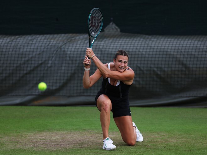 Arina Sabalenka letos ne bo naskakovala končne zmage v Wimbledonu. FOTO: Paul Childs/Reuters
