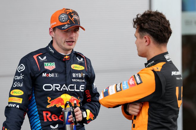 Max Verstappen in Lando Norris sta imela različna pogleda na njuno trčenje. Foto Thomas Coex/Reuters