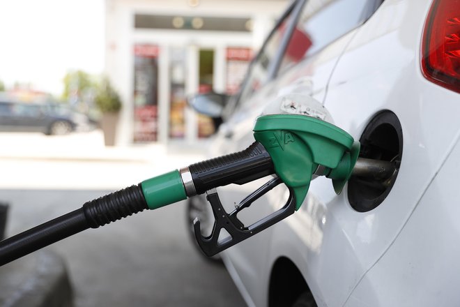 Cena dizelskega goriva bo znova več kot 1,5 evra.  Foto Leon Vidic/delo