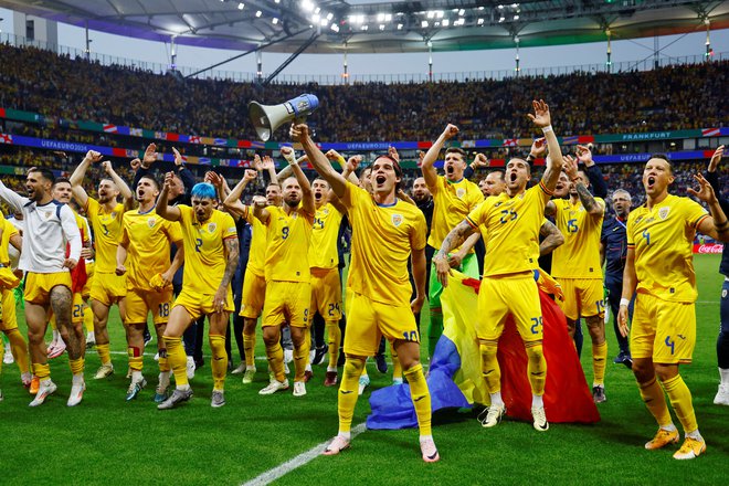 Romunski nogometaši so se v Frankfurtu zahvalili rojakom za bučno podporo med tekmo s Slovaško. FOTO: Wolfgang Rattay/Reuters
