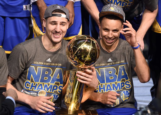 Klay Thompson (levo) in Stephen Curry sta bila desetletje zaščitni znak moštva Golden State Wariors, s katerim sta leta 2015 osvojila prvi od skupno štirih naslovo prvaka v ligi NBA. FOTO: Usa Today Sports/Reuters 