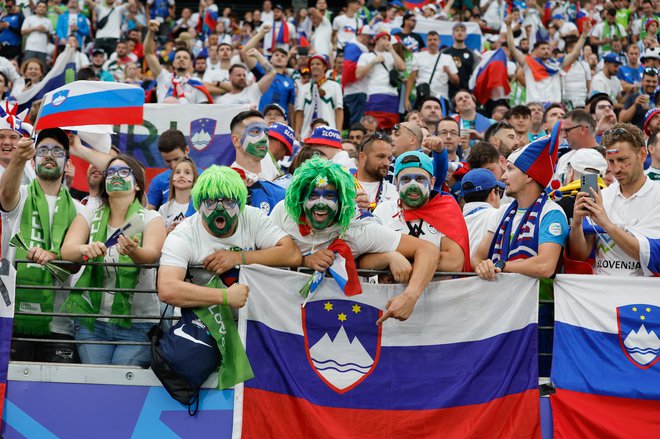 Ni še konec čudovitega evropskega prvenstva za slovenske nogometašein njihove navijače. V popoldanskih urah bodoigrali še podaljšek, ki se bo zagotovo končal s srečnim koncem. FOTO: Leon Vidic/Delo
