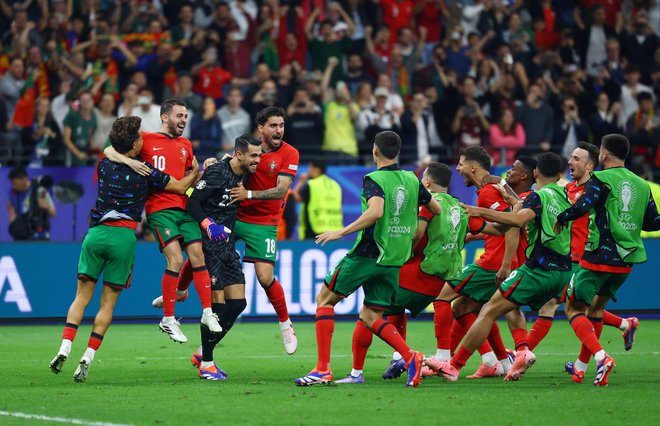 Portugalci so vedeli, da so imeli v vratarju Diogu Costi velikega rešitelja, ki jih je zapeljal do četrtfinalnega dvoboja proti Franciji. FOTO: Kai Pfaffenbach/Reuters