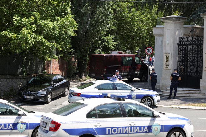 V Srbiji so po sobotnem napadu, ki ga je s samostrelom izvedel 25-letni moški, izdali rdeče varnostno opozorilo. Policist je napadalca, potem ko ga je ta zadel s samostrelom, v samoobrambi ubil, sam pa uspešno okreva v bolnišnici. FOTO: Zorana Jevtic/Reuters