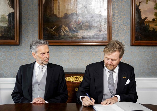 Kralj Vilijem-Aleksander (desno) in novi premier Schoof. FOTO: Remko De Waal/AFP