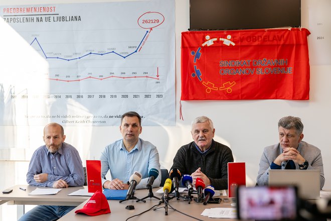 Zaposleni na upravnih enotah so od vlade pričakovali konkretnejšo višino dodatka za povečan obseg dela, pravi Frančišek Verk, predsednik SDOS (na fotografiji drugi z desne). FOTO: Črt Piksi /Delo