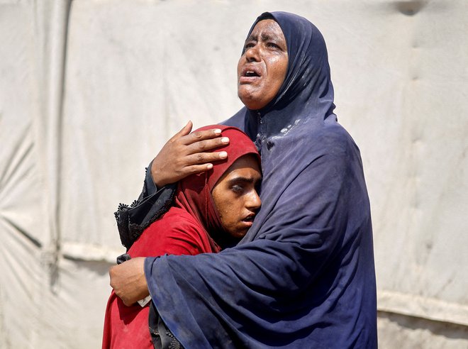 Palestinki, ki sta pobegnili iz Han Junisa. FOTO: Mohammed Salem/Reuters