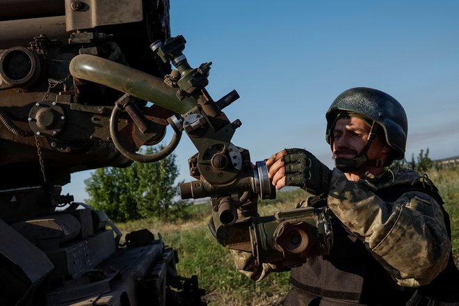 Skoraj 80 odstotkov Ukrajincev še naprej močno zaupa svojim oboroženim silam. FOTO: Alina Smutko/Reuters