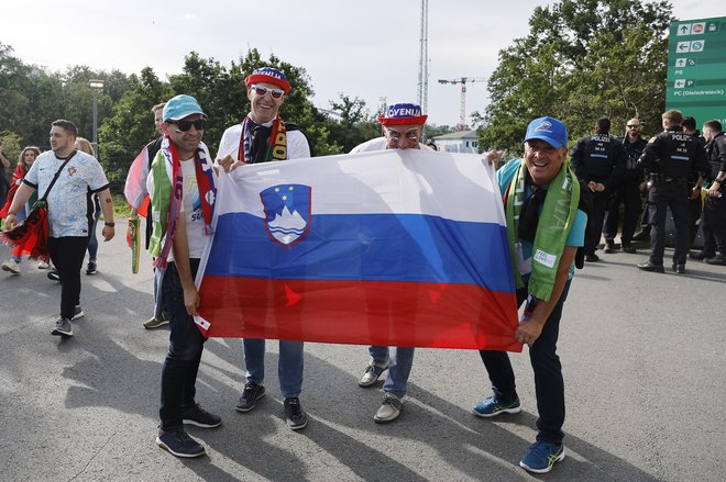 Navijači so bili pred tekmo Slovenije in Portugalske dobre volje in tudi polni upanja. FOTO: Leon Vidic/Delo