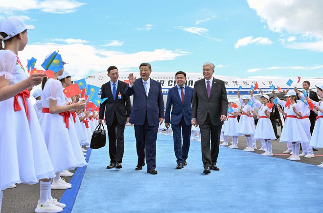 Kitajskega predsednika Xi Jinpinga je v Astani sprejel njegov kazahstanski kolega Kasim Žomart Tokajev. FOTO: Urad kazahstanskega predsednika/AFP