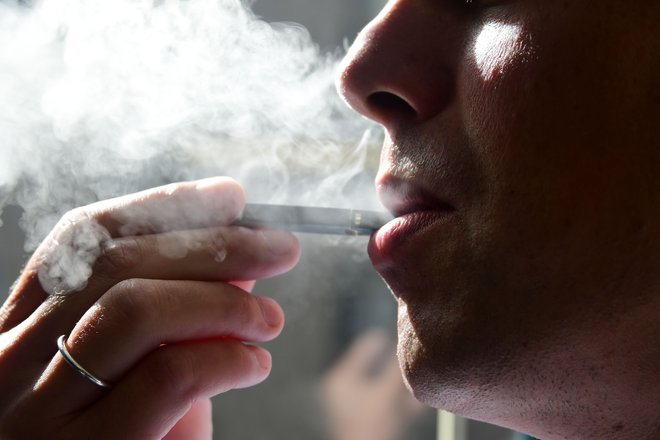 Nova zakonodaja nadaljuje prizadevanja avstralske vlade za zmanjšanje škodljivih učinkov e-cigaret. FOTO:o Eva Hambach/AFP