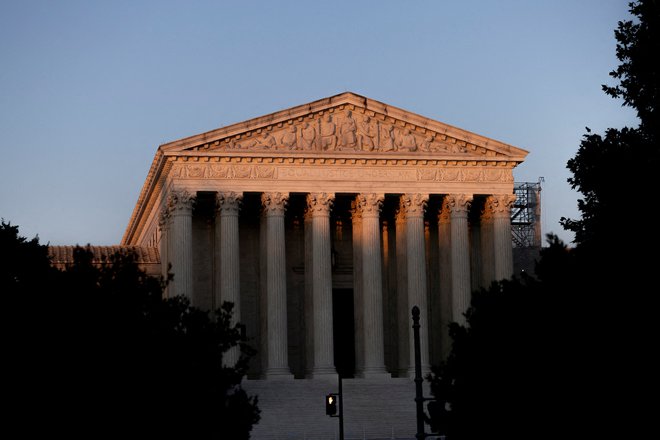 Vrhovno sodišče ZDA je potrdilo imuniteto ameriških predsednikov za službena dejanja. FOTO: Kevin Mohatt/Reuters