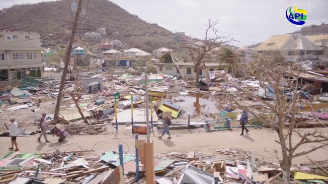 Prebivalci otočja Sveti Vincencij in Grenadine so medtem čistili in ocenjevali škodo po neurju. Na enem od otokov je po poročanju oblasti uničenih ali močno poškodovanih 90 odstotkov hiš, odtrgalo pa je tudi streho edinega letališča na otoku. FOTO: Reuters