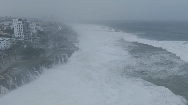 Že v torek so zunanji pasovi orkana oplazili južne dele Dominikanske republike in Haitija. FOTO: Reuters