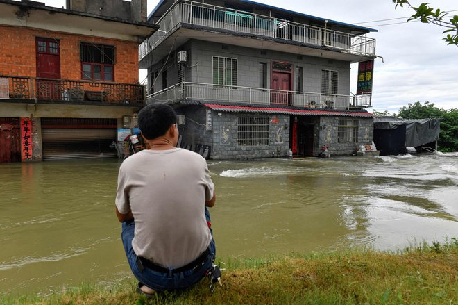 Na več sto vremenskih postajah v Anhuiu so od ponedeljka do torka popoldne v 24 urah izmerili več kot 100 milimetrov padavin.  FOTO: Stringer/AFP
