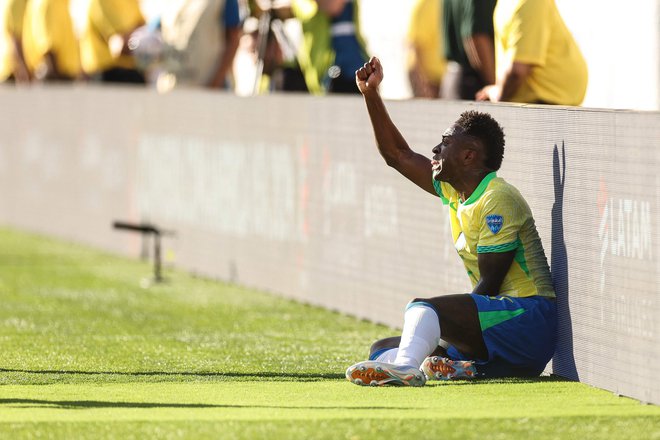 Brazilski zvezdnik Vinicius Junior je proti Kolumbiji že v 3. minuti prejel rumeni karton, zaradi katerega ne bo mogel pomagati reprezentanci v četrtfinalnem derbiju južnoameriškega prvenstva. FOTO: Ezra Shaw/Getty Images Via AFP