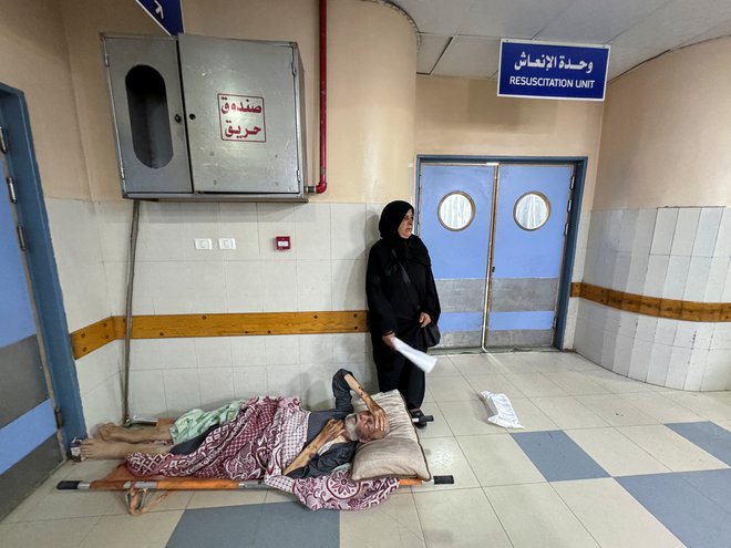 Tik ob območju, za katero je bila odrejena evakuacija, je tudi Evropska bolnišnica, zaradi česar so od tam umaknili vseh 320 pacientov. FOTO: Mohamed Salem/Reuters