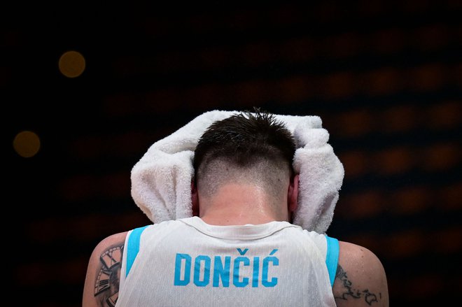 Luka Dončič je bil razočaran po prvi tekmi. FOTO: Aris Messinis/ AFP