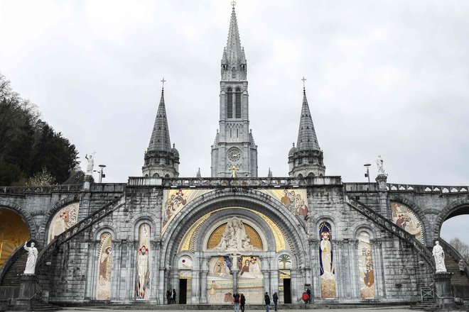 Škof Jean-Marca Micas je povedal, da Rupnikovi mozaiki niso trajno pritrjeni na Baziliko Rožnega venca v Lurdu. Ko so bili nameščeni, je namreč arhitekt francoskih zgodovinskih stavb zahteval, da jih je mogoče odstraniti. FOTO: Charly Triballeau/AFP