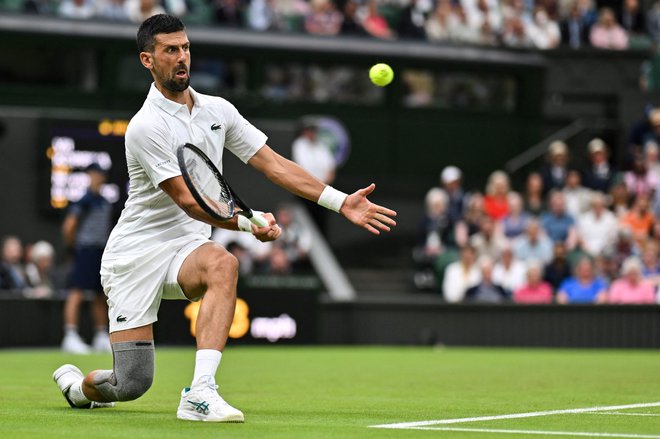 Novak Đoković v Wimbledonu igra s posebno kolensko opornico. FOTO: Andrej Isakovic/AFP