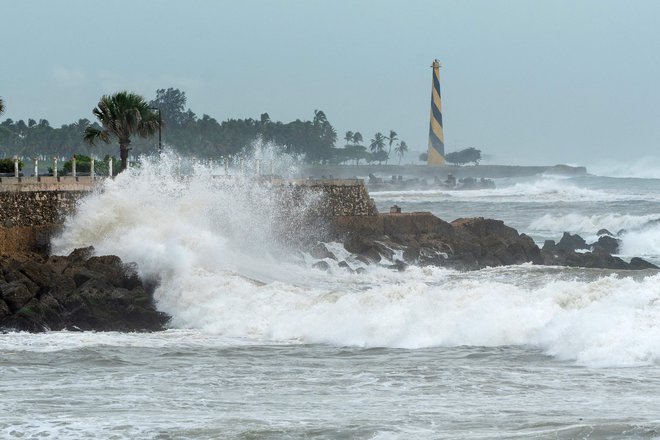 Visoki valovi v Santu Domingu. FOTO: Francesco Spotorno/AFP