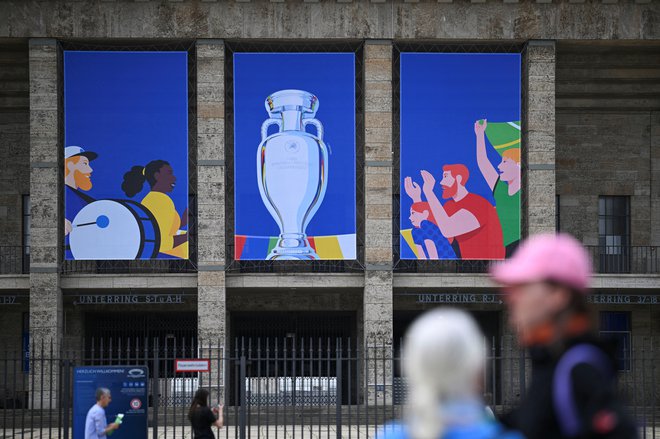 Že pred začetkom prvenstva je Uefa stornirala deset tisoč vstopnic. FOTO: Annegret Hilse/Reuters