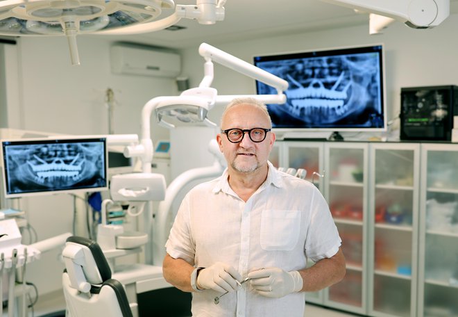 dr. Zdenko Trampuš na leto opravi 600 implantoloških in več kot 300 kirurških posegov. FOTO: Blaž Samec