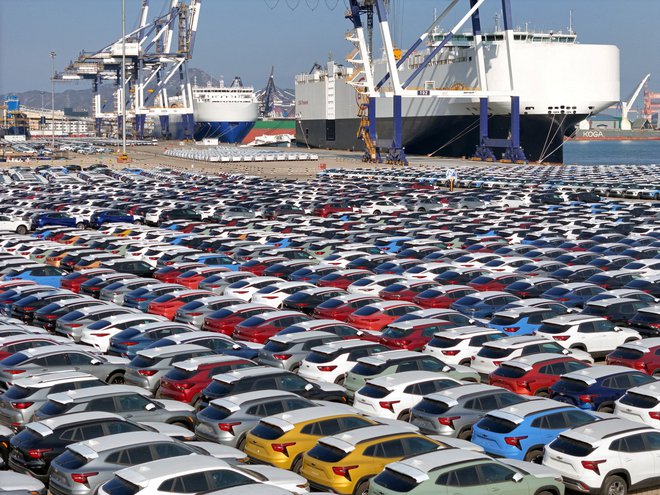 Kitajski avtomobili v pristanišču Yantai čakajo na transport v svet. FOTO: China Daily via Reuters