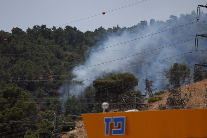 V odziv na napad Hezbolaha je Izrael že napadel več ciljev na jugu Libanona. FOTO: Ronen Zvulun/Reuters