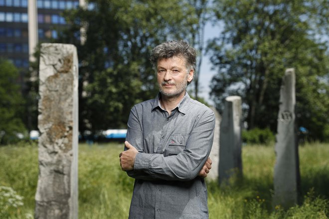 Sadistične krutosti, kakršne smo zmožni ljudje, je v živalskem svetu malo ali sploh nič, pravi pisatelj, novinar in scenarist. FOTO: Leon Vidic/Delo