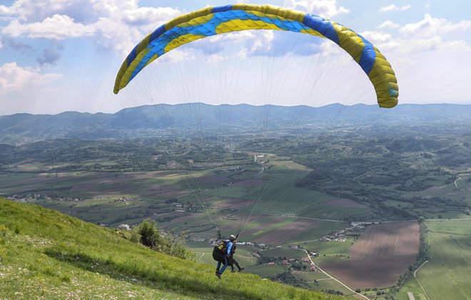 Eksistenca slovenske krajine in njena kultna lepota sta ogroženi. Tudi vsi mi, ki ljubimo lepoto naše krajine, smo dolžni, da kaj storimo. FOTO: Blaž Samec/Delo