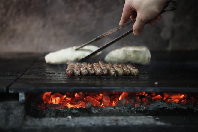 To, da se, oh, groza, v Ljubljani prodajajo čevapčiči in pleskavice in se na kakšni zabavi sliši balkanski melos, pa jo dela še bolj očarljivo. FOTO: Leon Vidic/Delo