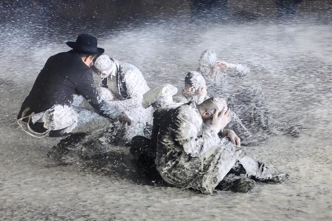 V soseski Mea Shearim v Jeruzalemu varnostne sile špricajo ljudi, ko ultraortodoksni judovski moški protestirajo proti sodbi izraelskega vrhovnega sodišča, po kateri mora država začeti vpoklicati ultraortodoksne judovske semeniščnike v vojsko. Foto: Ronen Zvulun/Reuters