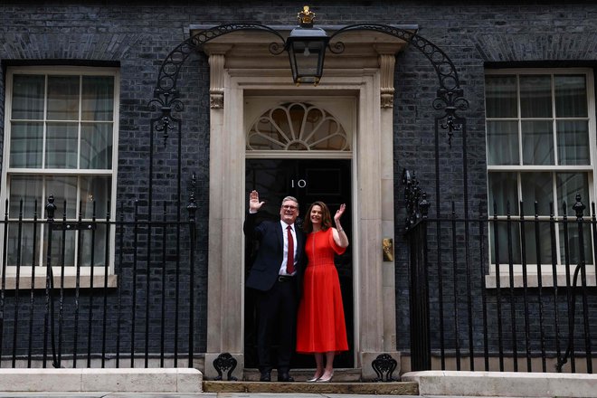 Keir Starmer s soprogo Victorio na Downing Streetu 10. FOTO: Henry Nicholls/Afp