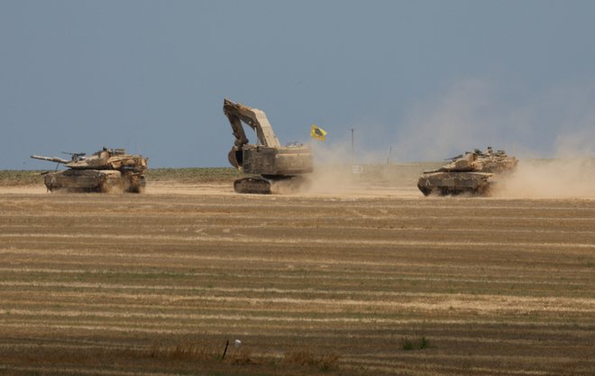 Izraelski tanki na meji med Izraelom in Gazo. FOTO: Amir Cohen/Reuters