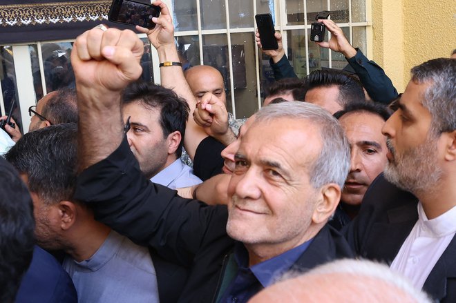 Iranian reformist candidate Masoud Pezeshkian reacts after casting his ballot during the presidential runoff elections in Shareh Qods, west of Tehran on July 5, 2024. Masoud Pezeshkian, Iran's only reformist candidate in the latest presidential election, has risen from relative obscurity to become the ninth president of the Islamic republic on July 6, 2024. Pezeshkian, 69, won around 53.6 percent of the vote in a runoff election against the ultraconservative Saeed Jalili. (Photo by ATTA KENARE/AFP) Foto Atta Kenare Afp