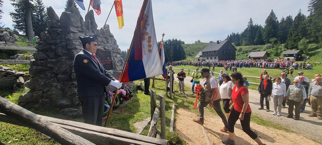 K spomeniku padlim borkam in borcem je med drugimi venec položila tudi delegacija Zveze Koroških partizanov. FOTO: Bojan Rajšek/Delo